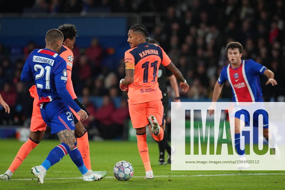 Raphinha of Barcelona backheels to Lamine Yamal of Barcelona Paris Saint-Germain v Barcelona, UEFA Champions League, Football, Parc des Princes, Paris, France - 20 Oct 2026Paris Parc des Princes France