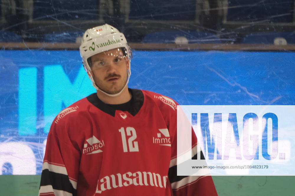 Swiss Ice hockey, Eishockey - EHC Kloten vs Lausanne Hockey - Lausanne Forward Yannick Zehnder (12) during warm up