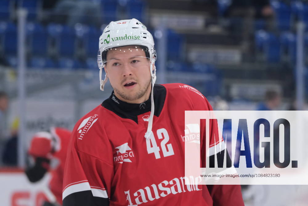 Swiss Ice hockey, Eishockey - EHC Kloten vs Lausanne Hockey - Lausanne Forward Curtis Lazar (TS 42) during warm up