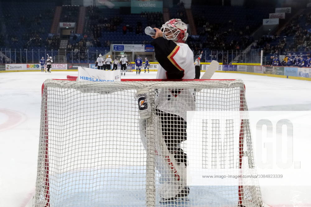 Swiss Ice hockey, Eishockey - EHC Kloten vs Lausanne Hockey - Lausanne Goalie Kevin Pasche (33) during a pause