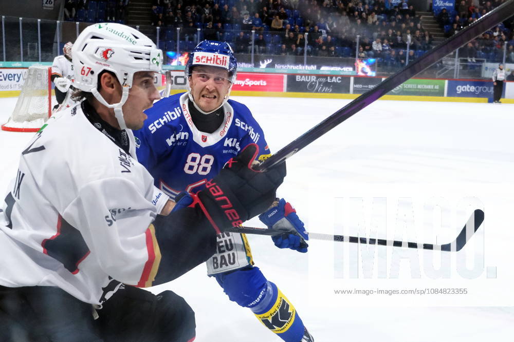 Swiss Ice hockey, Eishockey - EHC Kloten vs Lausanne Hockey - EHC Kloten Forward Dario Meyer (88) targets Lausanne Defender Nathan Vouardoux (67)