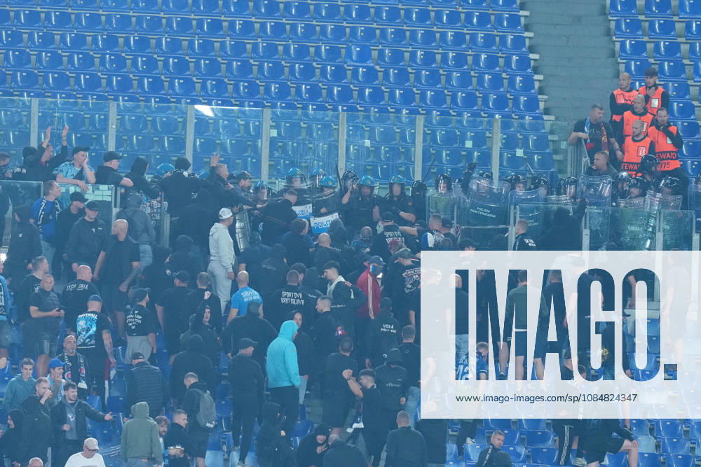 The riot police units from the Polizia and the Carabinieri are attempting to contain the Slovan Bratislava fans. during the UEFA Champions League Phase - Matchday 3 soccer match between AS Roma-Slovan Bratislava at the Rome s Olympic stadium, Italy - Tuesday October 20, 2026 - Soccer ( Photo by Alfredo Falcone LaPresse )