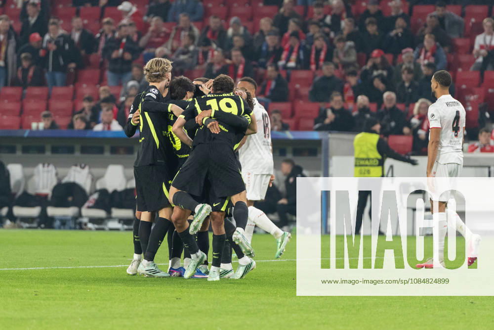 Soccer, UEFA Champions League, VfB Stuttgart vs. Atlético Madrid, left: Atlético Madrid celebrates after Julian Alvarez s 1-1 equalizer in the 19th minute, Atlético Madrid vs. Stuttgart