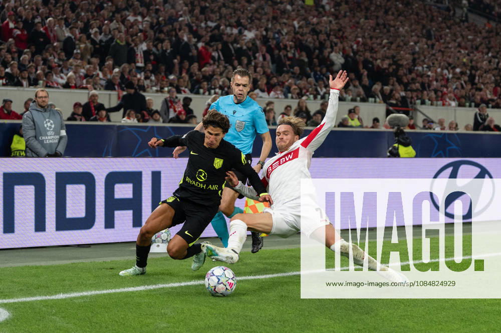 Soccer, UEFA Champions League, VfB Stuttgart vs. Atlético Madrid, left: Giuliano Simeone, 20, Atlético Madrid in a tackle with Maximilian Mittelstädt, 7, VfB Stuttgart, Stuttgart
