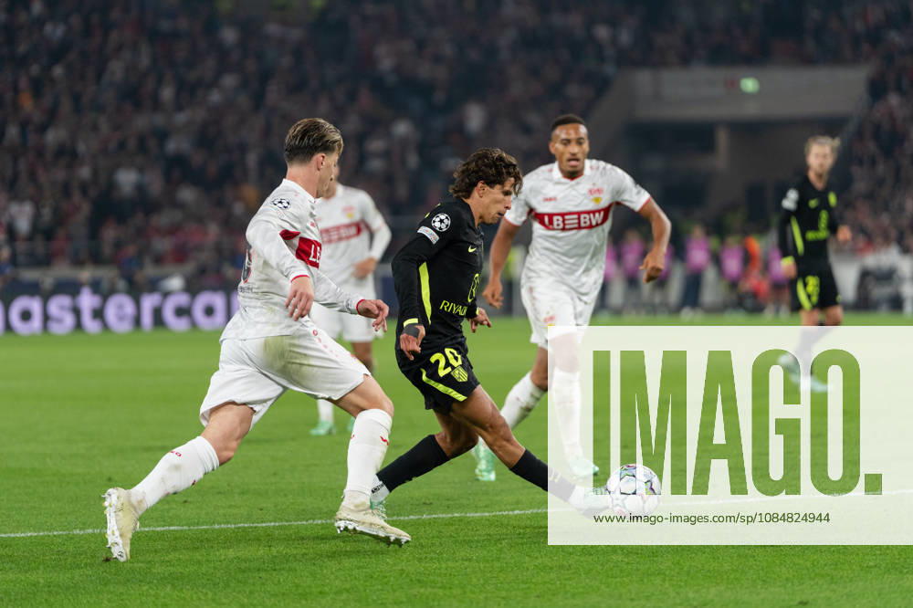 Soccer, UEFA Champions League, VfB Stuttgart vs. Atlético Madrid, v l Angelo Stiller 6, VfB Stuttgart watches as Giuliano Simeone 20 of Atlético Madrid plays a pass to Stuttgart