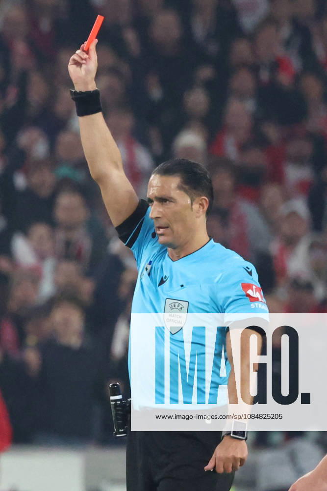 Soccer, UEFA Champions League, VfB Stuttgart vs. Atlético Madrid: Referee Serdar Gözübüyük shows Morten Hjulmand of Atlético Madrid a red card; Stuttgart
