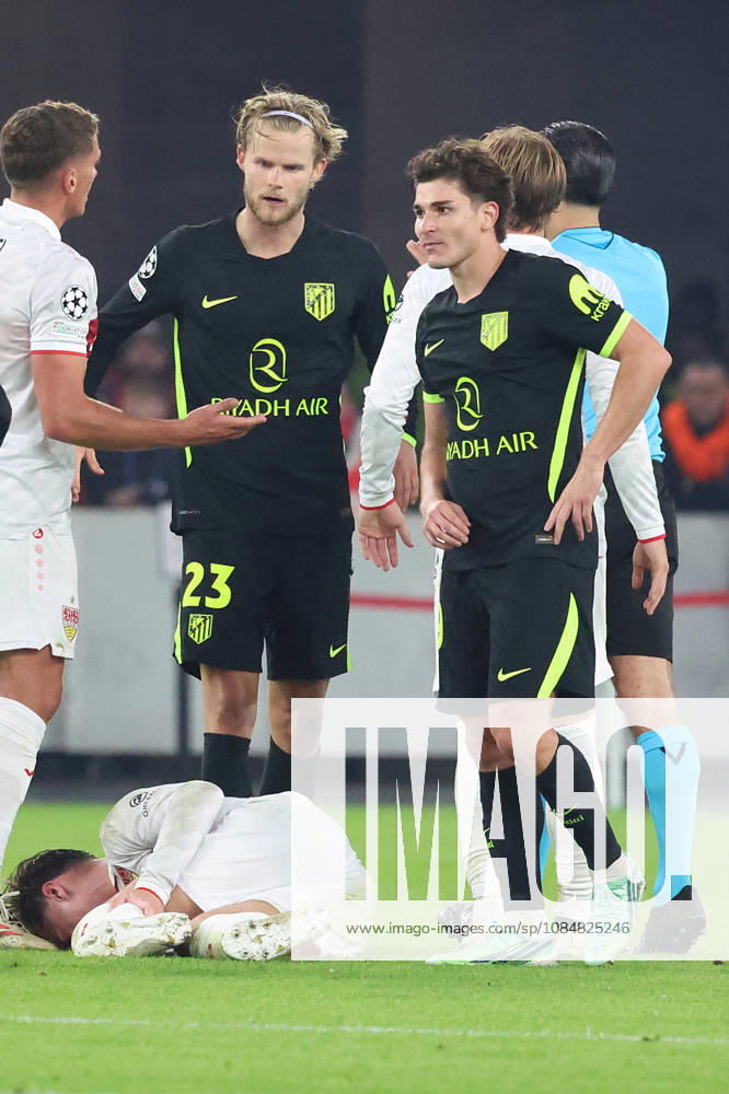 Soccer UEFA Champions League, VfB Stuttgart vs. Atlético Madrid: Angelo Stiller (VfB Stuttgart) injured, injury, pain, pains; Referee Serdar Gözübüyük shows a red card to Morten Hjulmand (Atlético Madrid) in Stuttgart