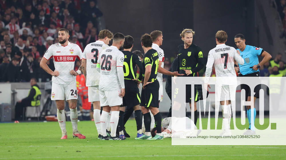 Soccer UEFA Champions League, VfB Stuttgart vs. Atlético Madrid: Angelo Stiller (VfB Stuttgart) injured, injury, pain, pains; Referee Serdar Gözübüyük shows a red card to Morten Hjulmand (Atlético Madrid) in Stuttgart