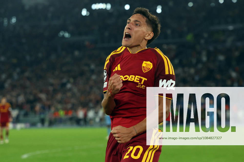 SOCCER - UEFA Champions League - AS Roma vs. Slovan Bratislava Photo by IPA ABACAPRESS.COM89963788 - Rome, Italy - October 20, 2026: Nahuel Molina (right back) of AS Roma scores the goal to make it 2-0 and celebrates with the team during the 2026-2027 UEFA Champions League soccer match between AS Roma and SLOVAN BRATISLAVA at the Olympic Stadium in Rome. Roma Italy