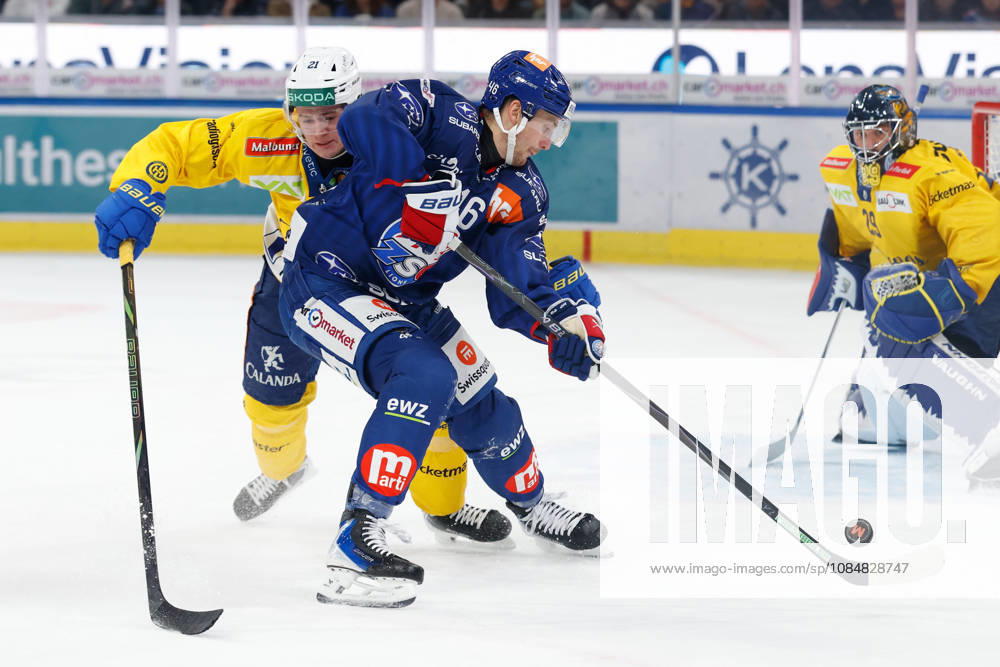 Swiss Life Arena, Zurich, SWITZERLAND, 2026–2027 Season, Men s Ice Hockey National League, ZSC Lions vs. HC Davos, Julian Parree (li), HC Davos vs. Dean Kukan, ZSC Lions