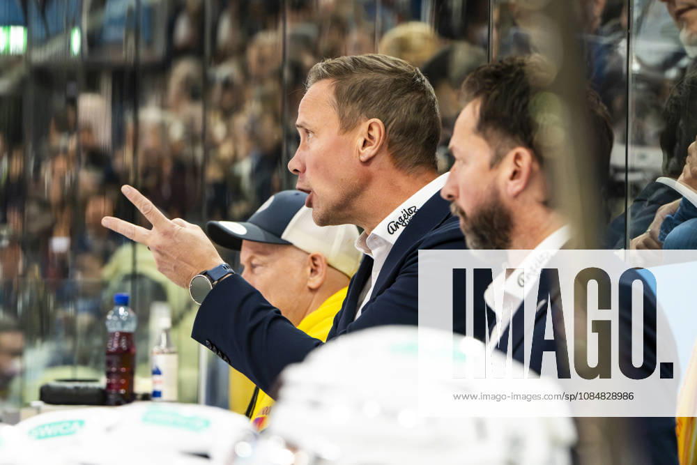 QUINTO, SWITZERLAND, OCTOBER 20: Head coach Roger Ronnberg of Fribourg during the game between HC Ambri Piotta and Fribourg Gottéron at the Gottardo Arena on October 20, 2026, in Quinto, Switzerland (Quinto, Ticino, Switzerland)