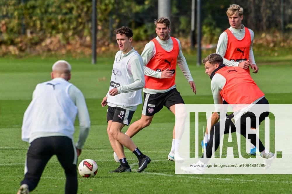 Louis Oppie Kaars, Martijn Marcus Mathisen, Nemeth, David Pauli on the ball; Germany, Hamburg, training facility on Kollaustrasse, soccer, 2. Bundesliga, FC St. Pauli