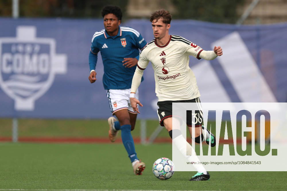Como 1907 v Manchester United, ManU - UEFA Youth League - Campo Sportivo Comunale Angelo Volonte Rovello Porro, Italy, 21st October 2026. Jack Fletcher of Manchester United and Kevin Fustini of Como 1907 during the Como 1907 vs Manchester United UEFA Youth League, League phase match at Campo Sportivo Comunale, Angelo Volonte, Rovello Porro. Picture credit should read: Jonathan Moscrop Rovello Porro Campo Sportivo Comunale Angelo Volonte Italy