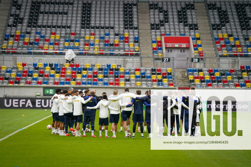 Germany Soccer UEFA Europa League 2026–2027, Matchday 3, Royale Union Saint Gilloise vs. Hapoel Beer Sheva, Matchday 1, October 21, 2026, Merkur Spiel Arena, Düsseldorf: Union Saint Gilloise players during their final training session in an empty stadium; team photo, team spirit, training, sports venue, interior view, long shot, empty stands, match played behind closed doors, spectator ban, security situation, Middle East conflict, Israel, Belgium, UEFA, advertising banners