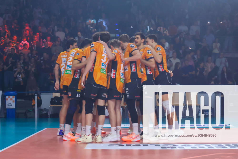 BR Volleys vs. FT 1844 Freiburg, Volleyball Bundesliga (BBL) Matchday 1, Max Schmeling Halle, BR Volleys shortly before the game, Berlin, Germany
