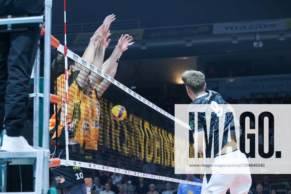 BR Volleys vs. FT 1844 Freiburg, Volleyball Bundesliga (BBL) Matchday 1, Max Schmeling Hall, Anton Jung (FT 1844 Freiburg), 08 spikes the ball over the net, Berlin, Berlin, Germany