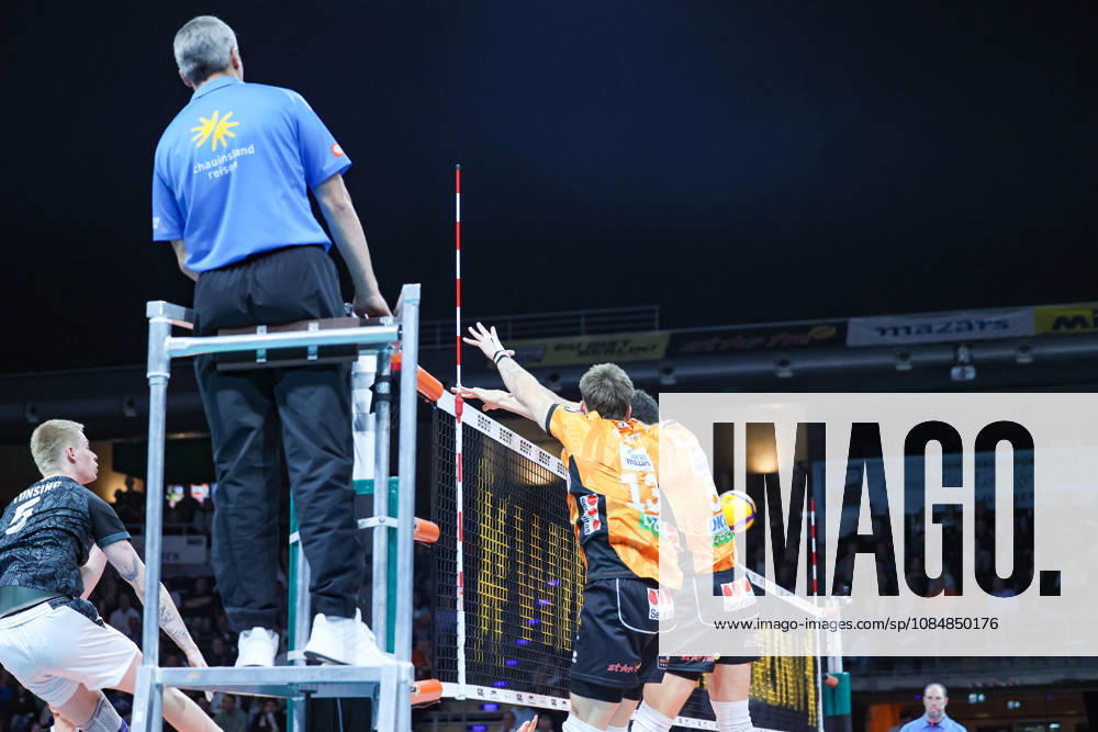 BR Volleys vs. FT 1844 Freiburg, Volleyball Bundesliga (BBL) Matchday 1, Max Schmeling Halle, BR Volleys Berlin Defense, Berlin, Germany