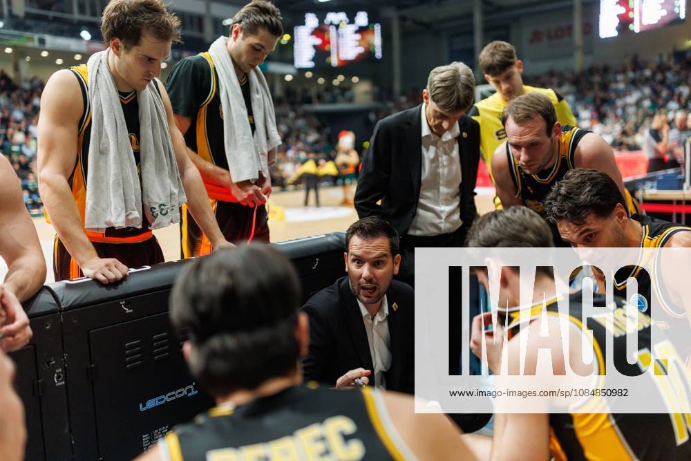 Damir Rancic of KK Croatia Split with his team during a timeout; emotions, gesture, body language, facial expressions; Vet Concept Gladiators Trier vs. KK Split, basketball, FIBA Europe Cup, Matchday 3, 2026–2027 season, October 21, 2026, Vet Concept Gladiators Trier vs. KK Split, basketball, FIBA Europe Cup, Matchday 3, 2026–2027 season