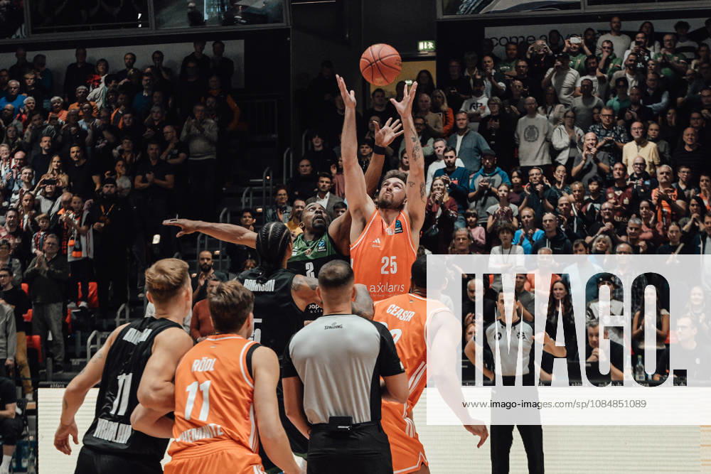 Game Day 4 of the Basketball Eurocup: Niners Chemnitz vs. Slask Wroclaw, October 21, 2026, starting at 7:00 p.m., Chemnitz, Chemnitz Arena. Pictured: No. 25 Ben Burnham, 02 Anthonny Hickey. Matchday 4 of the Basketball Eurocup: Niners Chemnitz vs. Slask Wroclaw, Chemnitz, Saxony, Germany