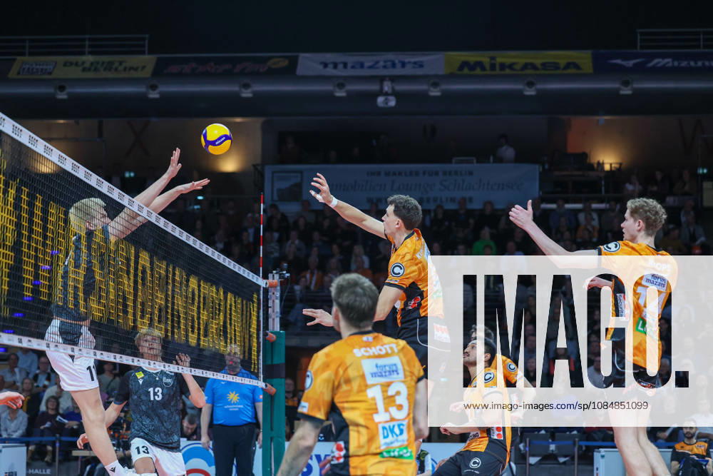 BR Volleys vs. FT 1844 Freiburg, Volleyball Bundesliga (BBL) Matchday 1, Max Schmeling Hall: Louis Kunstmann, BR Volleys 05, spikes the ball over the net, Berlin, Berlin, Germany