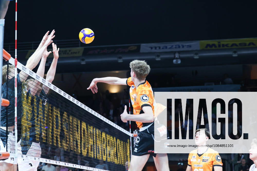BR Volleys vs. FT 1844 Freiburg, Volleyball Bundesliga (BBL) Matchday 1, Max Schmeling Halle, Tom Koops, BR Volleys 14 at the Net, Berlin, Berlin, Germany