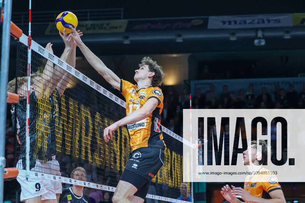 BR Volleys vs. FT 1844 Freiburg, Volleyball Bundesliga (BBL) Matchday 1, Max Schmeling Hall: Louis Kunstmann, BR Volleys 05, spikes the ball over the net, Berlin, Berlin, Germany