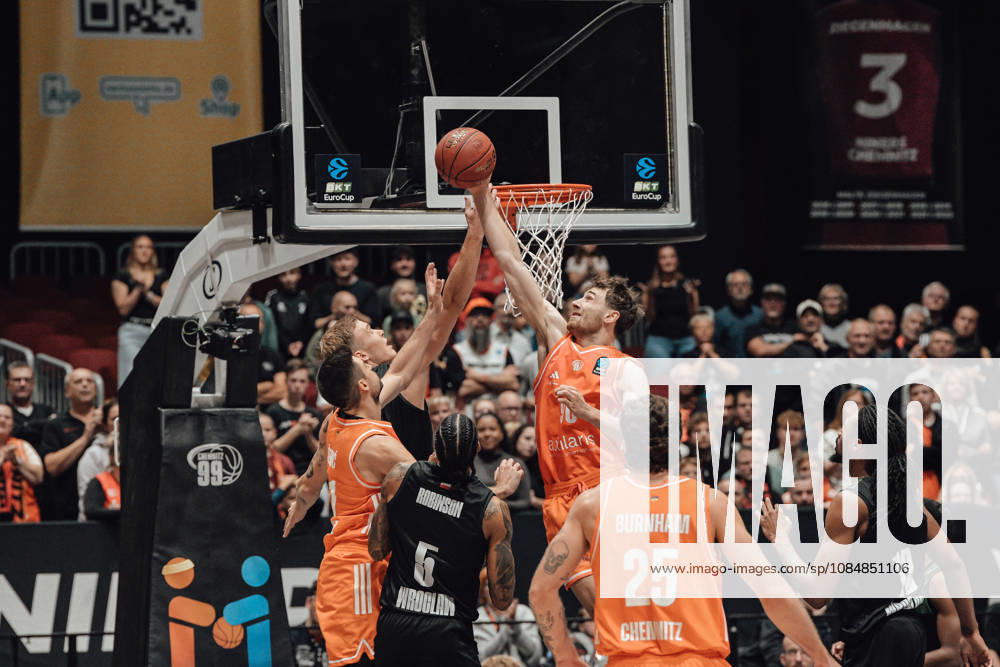 Game Day 4 of the Basketball Eurocup: Niners Chemnitz vs. Slask Wroclaw, October 21, 2026, starting at 7:00 p.m., Chemnitz, Chemnitz Arena. Pictured: 25 Ben Burnham, 90 Jannis von Seckendorf, 05 Devin Robinson, 90 Jannis von Seckendorf, 21 Mateo Seric. Matchday 4 of the Basketball Eurocup: Niners Chemnitz vs. Slask Wroclaw, Chemnitz, Saxony, Germany