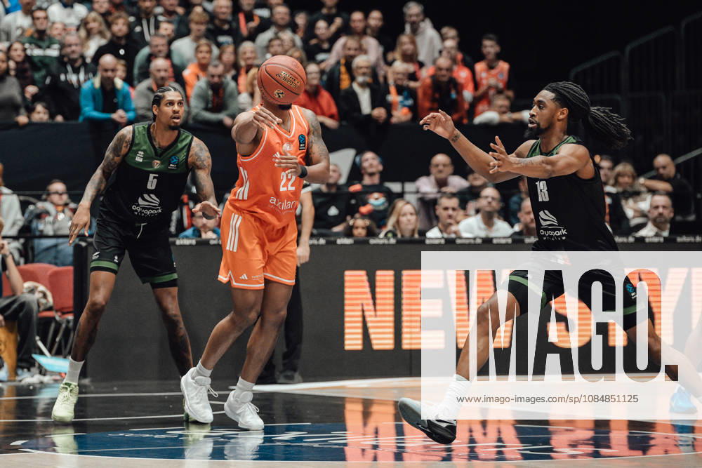 Game Day 4 of the Basketball Eurocup: Niners Chemnitz vs. Slask Wroclaw, October 21, 2026, starting at 7:00 p.m., Chemnitz, Chemnitz Arena. Pictured: 22 Nighaeal Ceaser, 06 Yohan Choupas, 13 Isaiah Moore. Matchday 4 of the Basketball Eurocup: Niners Chemnitz vs. Slask Wroclaw. Chemnitz, Saxony, Germany