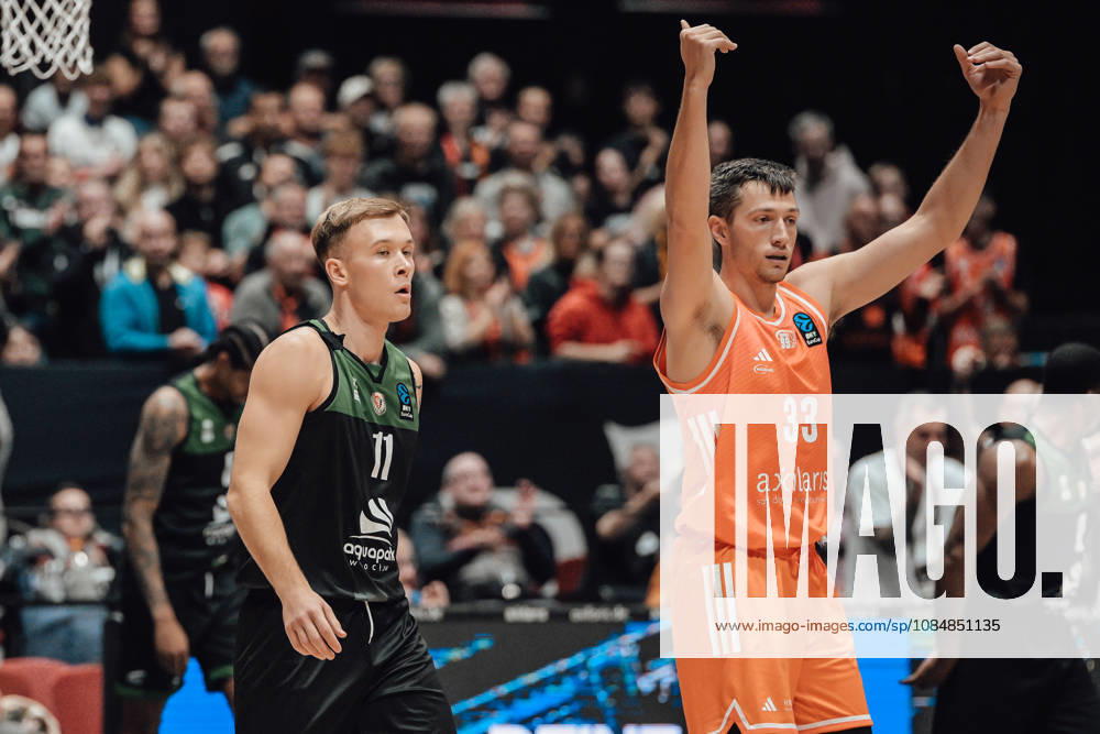 Game Day 4 of the Basketball Eurocup: Niners Chemnitz vs. Slask Wroclaw, October 21, 2026, starting at 7:00 p.m., Chemnitz, Chemnitz Arena. Pictured: No. 11 Blazej Kulikowski, 33 Rayn Mikesell, Matchday 4 of the Basketball Eurocup: Niners Chemnitz vs. Slask Wroclaw, Chemnitz, Saxony, Germany