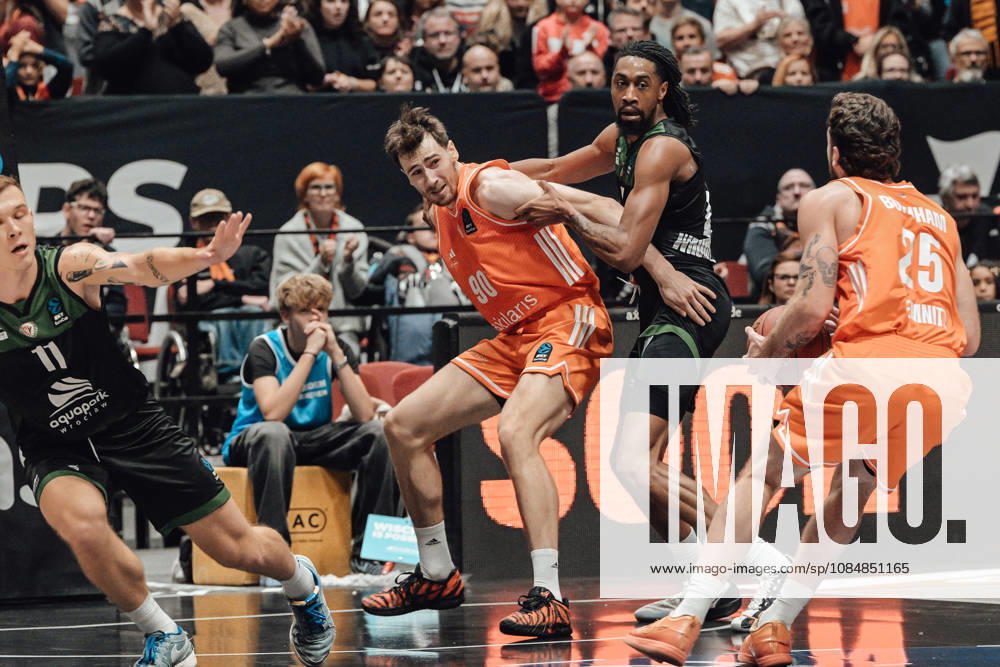 Game Day 4 of the Basketball Eurocup: Niners Chemnitz vs. Slask Wroclaw, October 21, 2026, starting at 7:00 p.m., Chemnitz, Chemnitz Arena. Pictured: No. 25 Ben Burnham, No. 11 Blazej Kulikowski, 90 Jannis von Seckendorf. Matchday 4 of the Basketball Eurocup: Niners Chemnitz vs. Slask Wroclaw, Chemnitz, Saxony, Germany