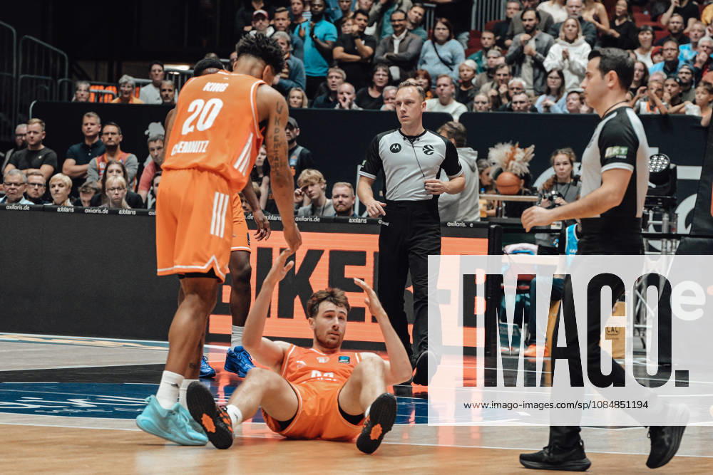 Game Day 4 of the Basketball Eurocup: Niners Chemnitz vs. Slask Wroclaw, October 21, 2026, starting at 7:00 p.m., Chemnitz, Chemnitz Arena. Pictured: 90 Jannis von Seckendorf, 20 Urald King, Matchday 4 of the Basketball Eurocup: Niners Chemnitz vs. Slask Wroclaw, Chemnitz, Saxony, Germany
