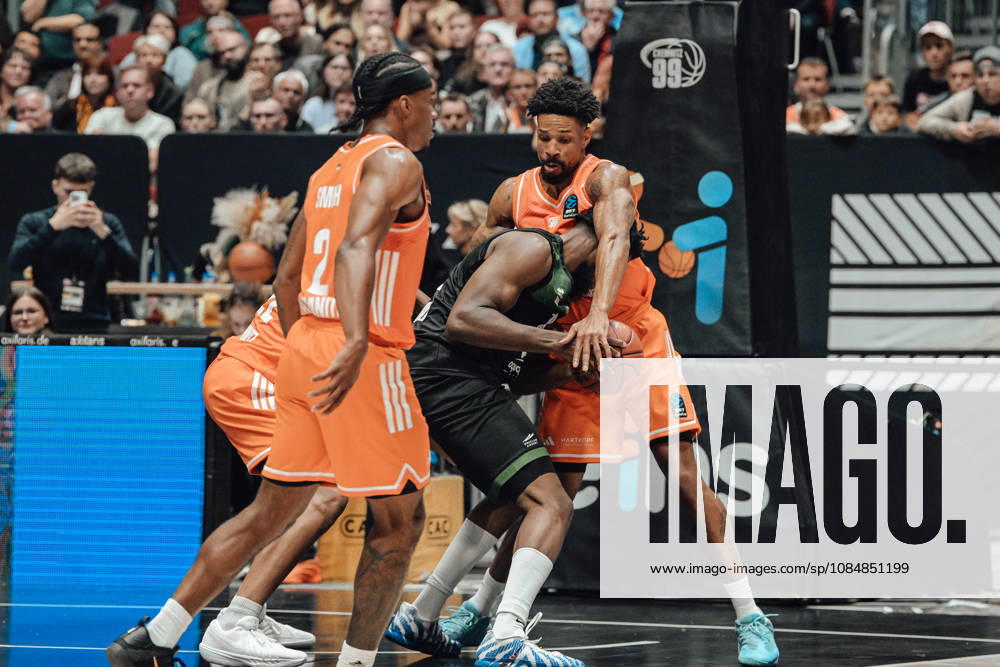 Game Day 4 of the Basketball Eurocup: Niners Chemnitz vs. Slask Wroclaw, October 21, 2026, starting at 7:00 p.m., Chemnitz, Chemnitz Arena. In Photo 02: Stefan Smith, 20 Urald King, 15 John Egbunu. Game Day 4 of the Basketball Eurocup: Niners Chemnitz vs. Slask Wroclaw, Chemnitz, Saxony, Germany