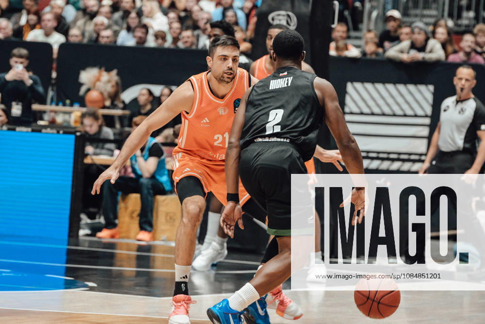 Game Day 4 of the Basketball Eurocup: Niners Chemnitz vs. Slask Wroclaw, October 21, 2026, starting at 7:00 p.m., Chemnitz, Chemnitz Arena. Pictured: 21 Mateo Seric, 02 Anthonny Hickey. Game Day 4 of the Basketball Eurocup: Niners Chemnitz vs. Slask Wroclaw, Chemnitz, Saxony, Germany