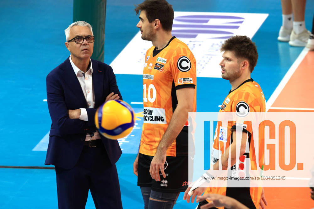 Germany, GER, DEU, Volleyball 1st Bundesliga, Day 1, 2026–2027 Season, Berlin, BR Volleys vs. FT Freiburg; Coaches: Andrea Anastasi (BR Volleys), Daniel Malescha (BR Volleys 10), Ruben Schott (BR Volleys 13); talking, discussing; nordphoto GmbH, Engler, Berlin, Max Schmeling Halle, Berlin, Germany