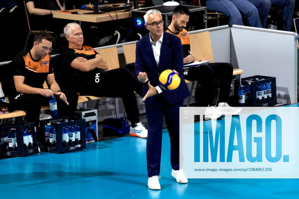 Germany, GER, DEU, Volleyball 1st Bundesliga, Day 1, 2026–2027 Season, Berlin, BR Volleys vs. FT Freiburg, Coach Andrea Anastasi (BR Volleys), Hand on the Ball, nordphoto GmbH, Engler, Berlin, Max Schmeling Hall, Berlin, Germany