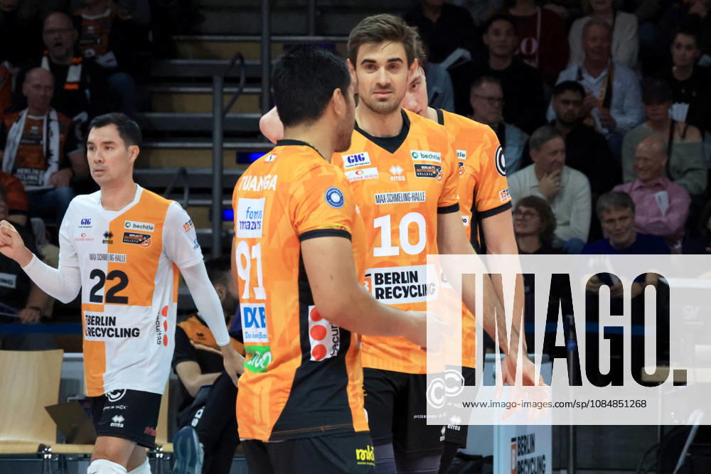 Germany, GER, DEU, Volleyball 1st Bundesliga, Day 1, 2026–2027 Season, Berlin, BR Volleys vs. FT Freiburg; Daniel Malescha (BR Volleys) 10, Joshua Tuaniga (BR Volleys) 91, Erik Shoji (BR Volleys) 22; talking, discussing; nordphoto GmbH; Engler; Berlin; Max Schmeling Halle; Berlin; Germany