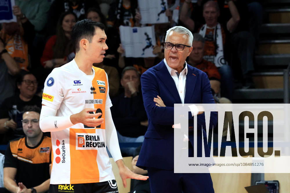 Germany, GER, DEU, Volleyball 1st Bundesliga, Day 1, 2026–2027 Season, Berlin, BR Volleys vs. FT Freiburg; Coach Andrea Anastasi (BR Volleys), Erik Shoji (BR Volleys 22), talking, discussing; nordphoto GmbH, Engler, Berlin, Max Schmeling Hall, Berlin, Germany