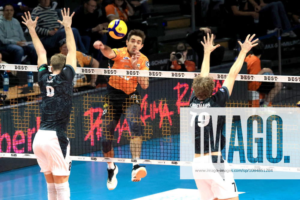 Germany, GER, DEU, Volleyball 1st Bundesliga, Day 1, 2026–2027 Season, Berlin, BR Volleys vs. FT Freiburg, Alexandru Rata (BR Volleys) 19, Anton Jung (FT 1844 Freiburg) 8, Lindemann (FT 1844 Freiburg) 10, nordphoto GmbH, Engler, Berlin, Max Schmeling Halle, Berlin, Germany