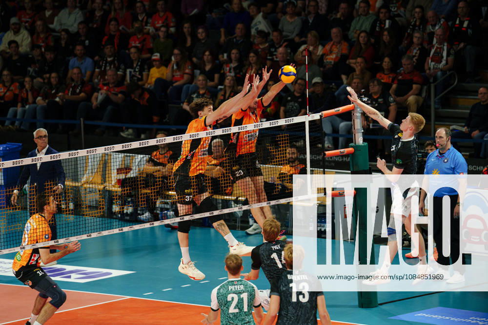 1 Men s Volleyball Bundesliga, Matchday 1: BERLIN RECYCLING Volleys vs. FT 1844 Freiburg, Nicolas Zerba (BERLIN RECYCLING Volleys), 37, and Nolan Flexen of BERLIN RECYCLING Volleys, 23, blocking Yvo Lunsing of FT 1844 Freiburg, 5, on October 21, 2026, at the Max Schmeling Halle in Berlin, Germany