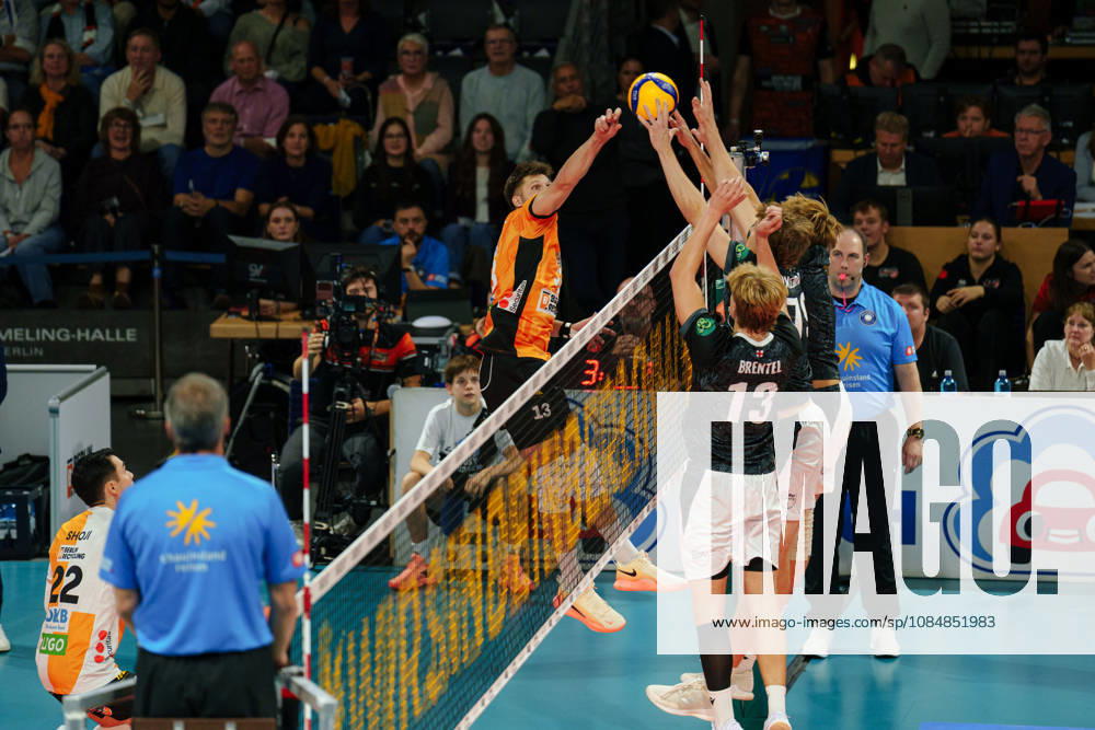 1 Men s Volleyball Bundesliga, Matchday 1: BERLIN RECYCLING Volleys vs. FT 1844 Freiburg, Ruben Schott of BERLIN RECYCLING Volleys, No. 13, on an attack on October 21, 2026, at the Max Schmeling Halle, Berlin, Germany