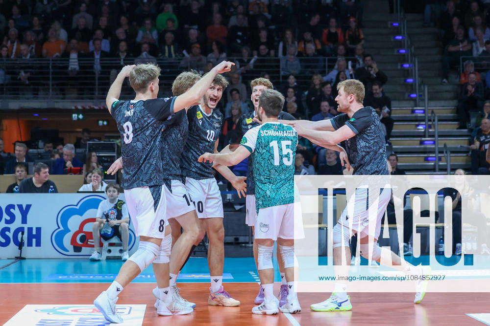 BR Volleys vs. FT 1844 Freiburg, Volleyball Bundesliga (BBL) Matchday 1, Max Schmeling Halle; Jubilation in Freiburg after earning a point; Berlin, Berlin, Germany