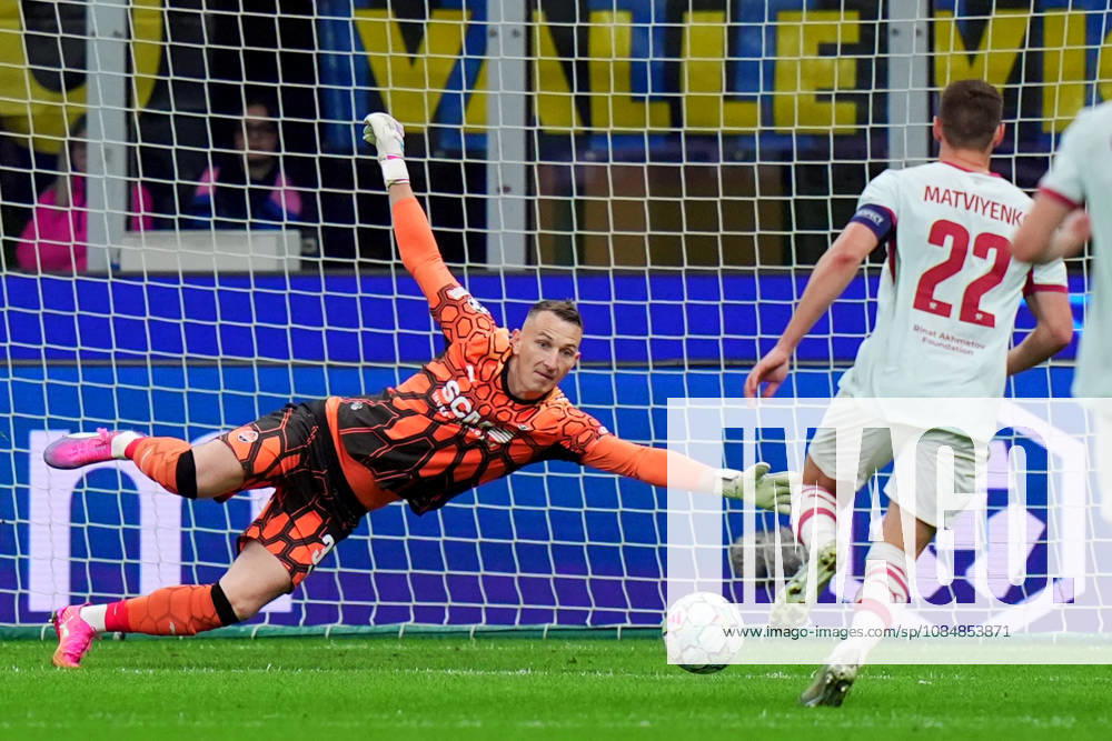 Shakhtar s goalkeeper Dmytro Riznyk during the Uefa Champions League soccer match between Inter and Shakhtar Donetsk at San Siro Stadium in Milan , Italy - Wednesday October 21 , 2026. - Soccer