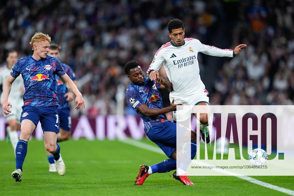 Ridle Baku of RB Leipzig and Jude Bellingham of Real Madrid CF compete for the ball during the UEFA Champions League 2026 27 League Phase MD3 match between Real Madrid CF and RB Leipzig at Bernabeu stadium on October 21, 2026, in Madrid, Spain. Madrid Spain - ZUMAa181 20261021_zaa_a181_069