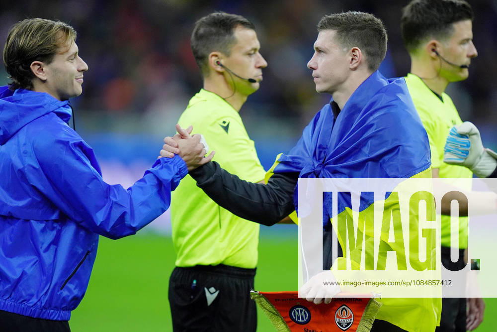 Shakhtar s players with the flag of Ukraine during the Uefa Champions League soccer match between Inter and Shakhtar Donetsk at San Siro Stadium in Milan , Italy - Wednesday October 21 , 2026. - Soccer