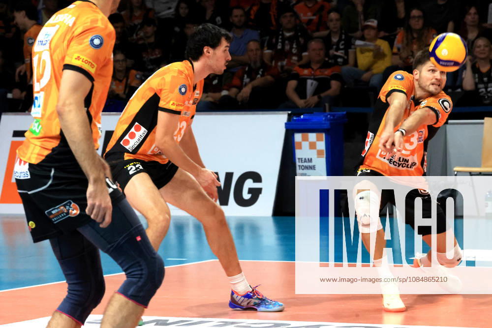 Germany, GER, DEU, Volleyball 1st Bundesliga, Day 1, 2026–2027 Season, Berlin, BR Volleys vs. FT Freiburg, Ruben Schott (BR Volleys) receiving the ball, 13 nordphoto GmbH, Engler, Max Schmeling Halle, Berlin, Germany