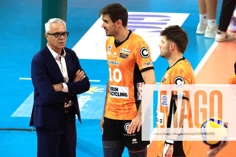 Germany, GER, DEU, Volleyball 1st Bundesliga, Day 1, 2026–2027 Season, Berlin, BR Volleys vs. FT Freiburg; Coaches: Andrea Anastasi (BR Volleys), Daniel Malescha (BR Volleys 10), Ruben Schott (BR Volleys 13); talking, discussing; nordphoto GmbH, Engler, Berlin, Max Schmeling Halle, Berlin, Germany