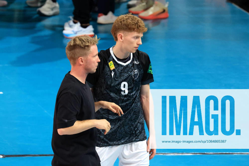 Germany, GER, DEU, Volleyball 1st Bundesliga, Day 1, 2026–2027 Season, Berlin, BR Volleys vs. FT Freiburg Coach Jakob Schoenhagen FT 1844 Freiburg, Fabian Hosch FT 1844 Freiburg 9, talking, discussing nordphoto GmbH Engler Berlin Max Schmeling Hall Berlin Germany