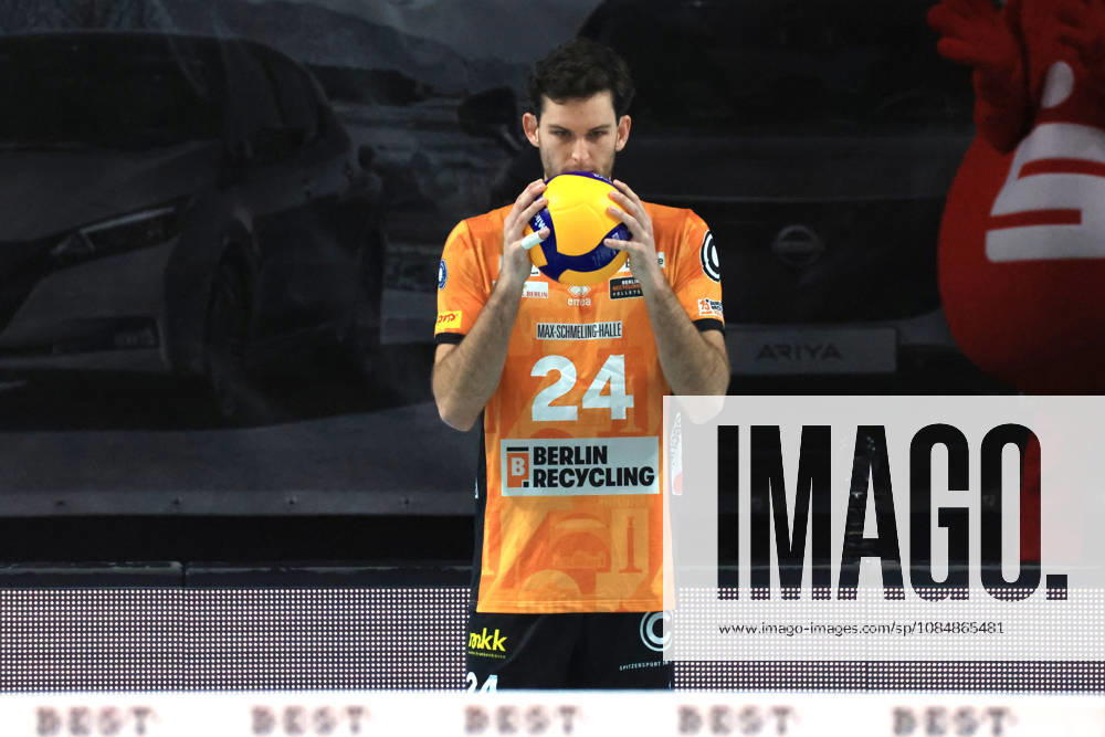 Germany, GER, DEU, Volleyball 1st Bundesliga, Day 1, 2026–2027 Season, Berlin, BR Volleys vs. FT Freiburg, Ryan Barnett, BR Volleys 24, cutout, hand on the ball, nordphoto GmbH, Engler, Berlin, Max Schmeling Halle, Berlin, Germany