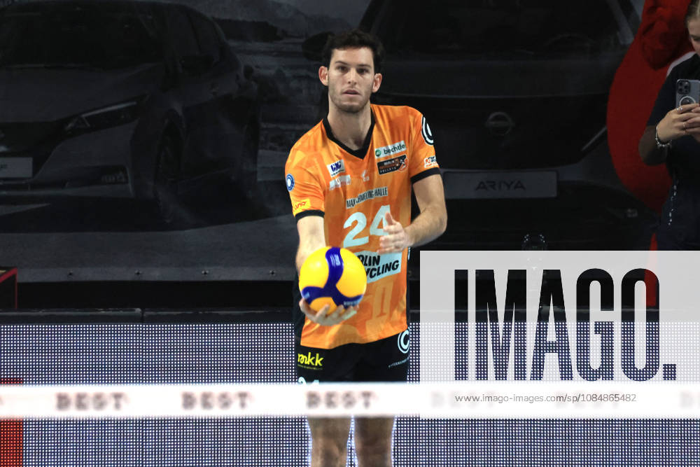 Germany, GER, DEU, Volleyball 1st Bundesliga, Day 1, 2026–2027 Season, Berlin, BR Volleys vs. FT Freiburg, Ryan Barnett, BR Volleys 24, cutout, hand on the ball, nordphoto GmbH, Engler, Berlin, Max Schmeling Halle, Berlin, Germany