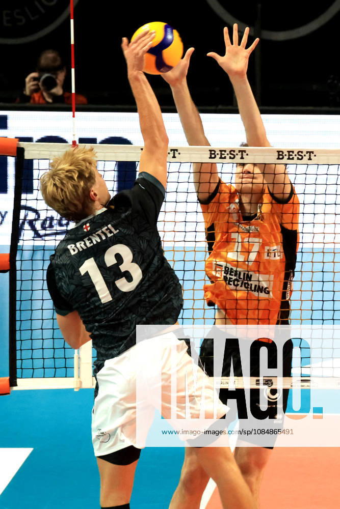 Germany, GER, DEU, Volleyball 1st Bundesliga, Day 1, 2026–2027 Season, Berlin, BR Volleys vs. FT Freiburg Arthur Wehner BR Volleys 17, Jannik Brentel FT 1844 Freiburg 13 nordphoto GmbH Engler Berlin Max Schmeling Hall Berlin Germany